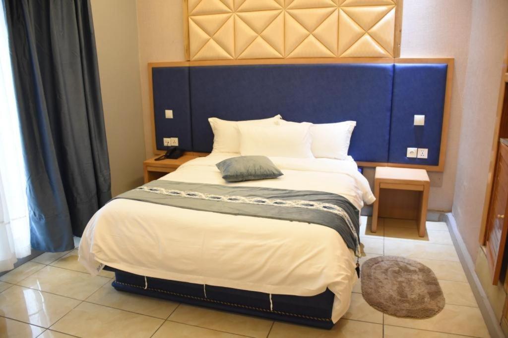 Hotel Royal Palace Douala Luaran gambar